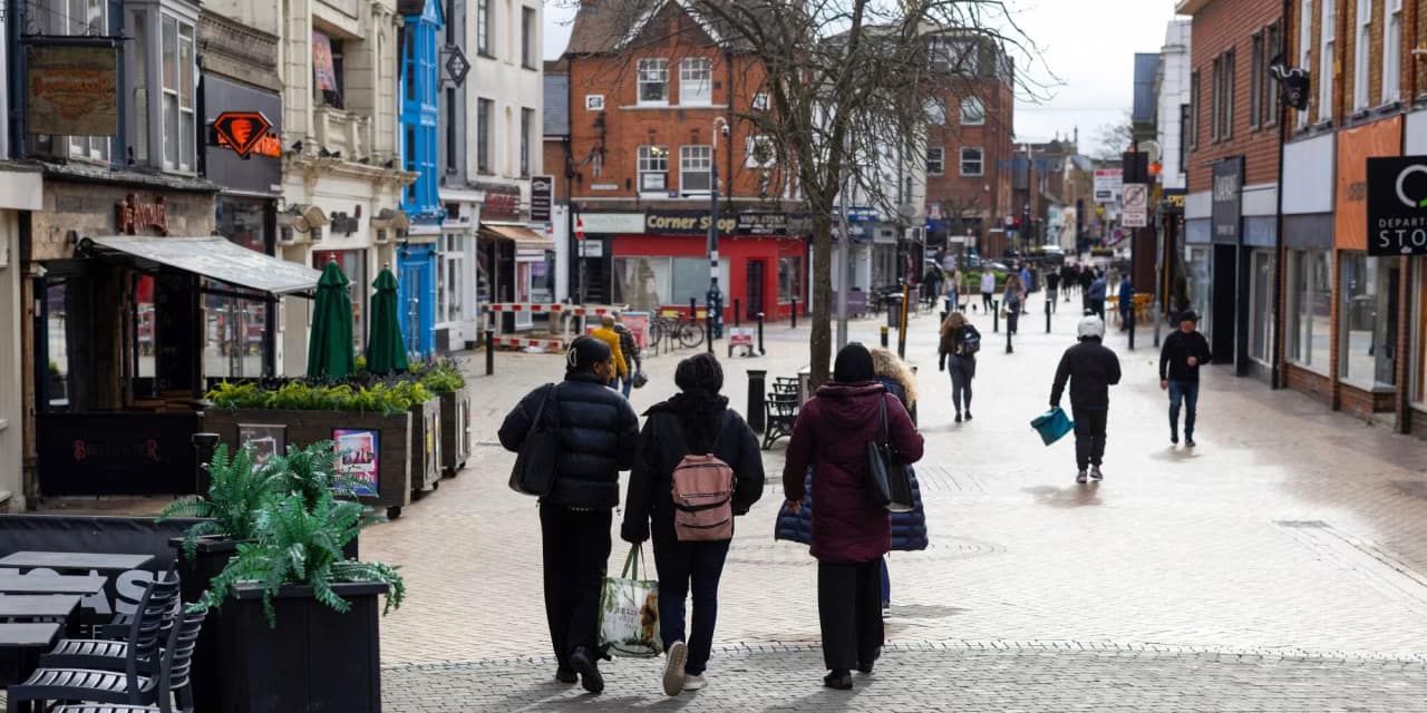 U.K. Inflation Remains Unexpectedly Flat Ahead of Bank of England Meeting