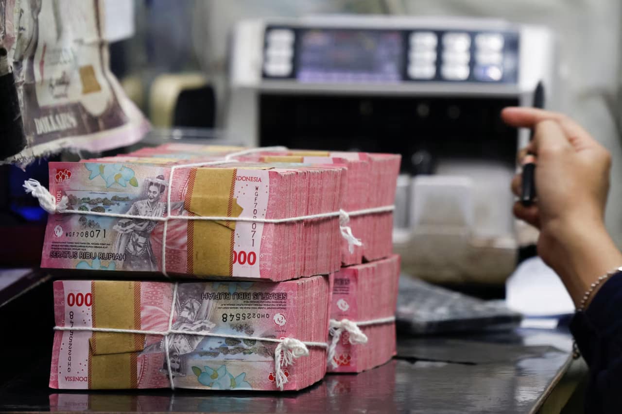Bank Indonesia Delivers First Rate Hike in Years as Rupiah Flounders, Risks Rise