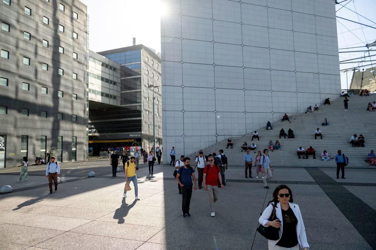 Eurozone Business Confidence Inches Higher as Price Expectations Cool